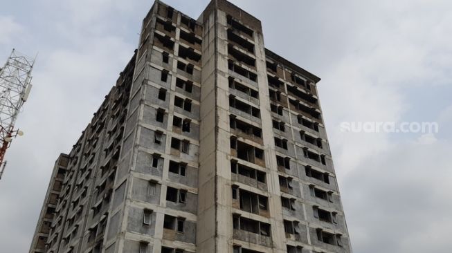 Bangunan makrak bekas Rusunami yang dijadikan lokasi syuting film Pengabdi Setan II di Pasar Sumber Arta, Kota Bekasi (Suara.com/Danan Arya)