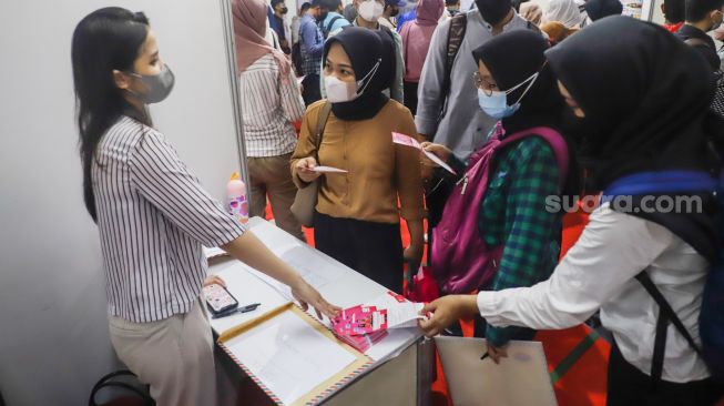 Sejumlah pencari kerja (kanan) mencari informasi pekerjaan pada acara "Jakarta Job Fair" di Thamrin City, Jakarta Pusat, Senin (8/8/2022). [Suara.com/Alfian Winanto]