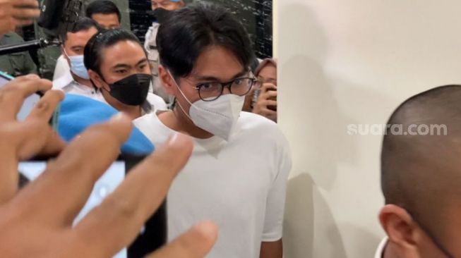 Mohammad Ikhsan Doddyansyah alias Doddy ditampilkan oleh polisi di hadapan wartawan dalam acara gelar rilis kasus narkotika di Polres Jakarta Barat, Senin (8/8/2022). [Adiyoga Priyambodo/Suara.com]
