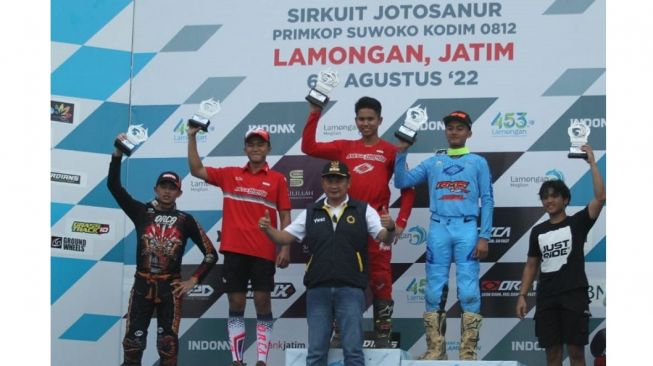 Pembalap AHRT, M. Delvintor Alvarizi dan Nuzul Ramzidan rebut podium di IndoMX National Championship (Dok. AHM)