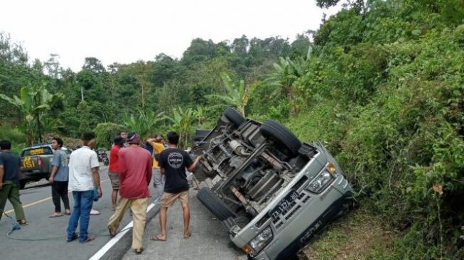 Mobil Mini Bus Terperosok Ke Got, di Pusuk Sajang Lotim