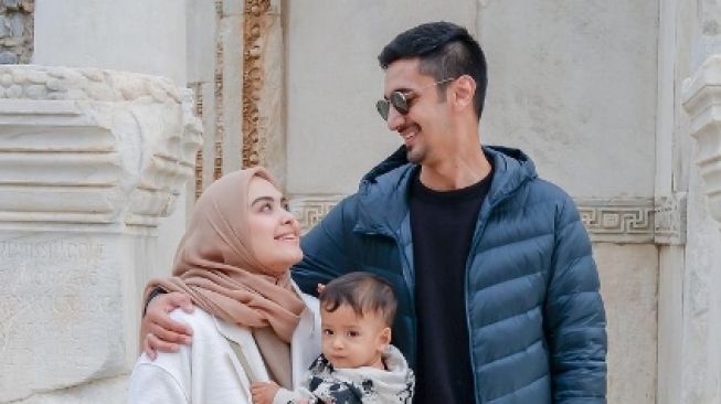 Potret Bayi Artis Liburan ke Luar Negeri (Instagram/vebbypalwinta)