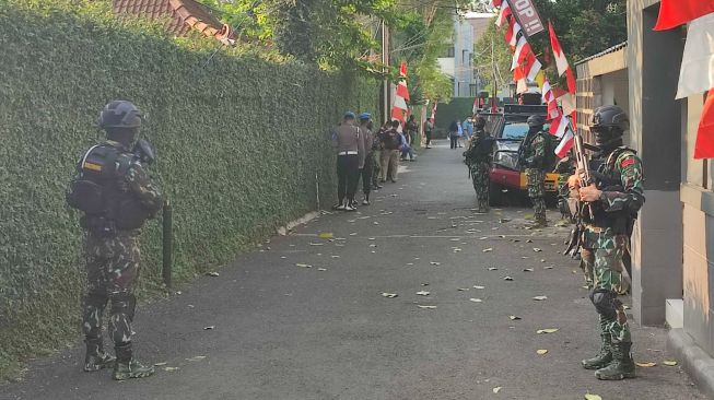 Personel Brimob Sambangi Kediaman Pribadi Irjen Ferdy Sambo di Mampang