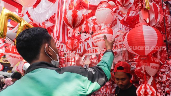 Warga memilih pernak-pernik untuk perayaan Hari Kemerdekaan ke-77 Republik Indonesia di Pasar Jatinegara, Jakarta Timur, Selasa (9/8/2022). [Suara.com/Alfian Winanto]
