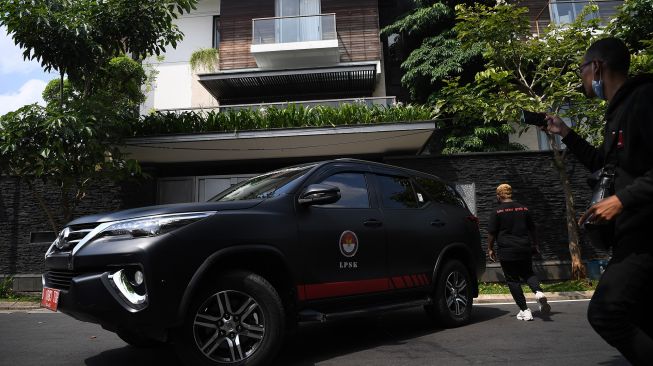 Mobil Lembaga Perlindungan Saksi dan Korban (LPSK) tiba di kediaman istri Irjen Pol Ferdy Sambo, Putri Candrawathi, Duren Tiga, Jakarta Selatan, Selasa (9/8/2022). ANTARA FOTO/Sigid Kurniawan
