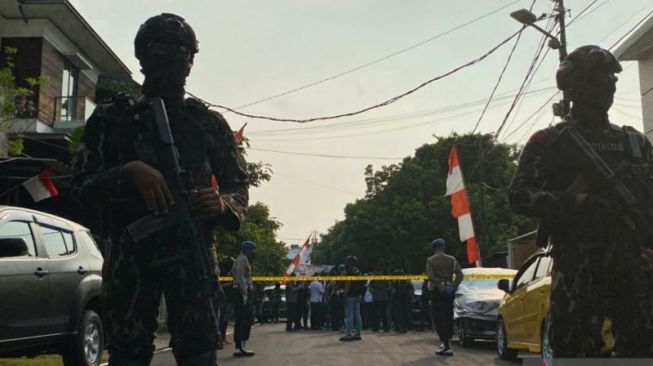 DOKUMENTASI - Pasukan Brimob mendatangi rumah pribadi Ferdy Sambo, Jakarta, Selasa. (9/8/2022). [ANTARA/Luthfia Miranda Putri]