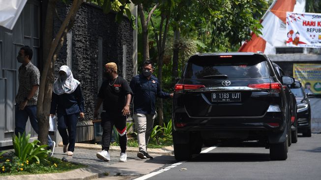 Tim dari Lembaga Perlindungan Saksi dan Korban (LPSK) tiba di kediaman istri Irjen Pol Ferdy Sambo, Putri Candrawathi, Duren Tiga, Jakarta Selatan, Selasa (9/8/2022). ANTARA FOTO/Sigid Kurniawan