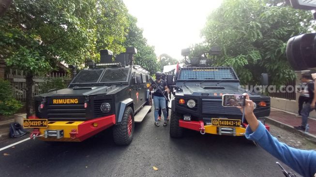 Naik Kendaraan Taktis dan Bersenjata Lengkap, Personel Brimob Satroni Rumah Pribadi Ferdy Sambo