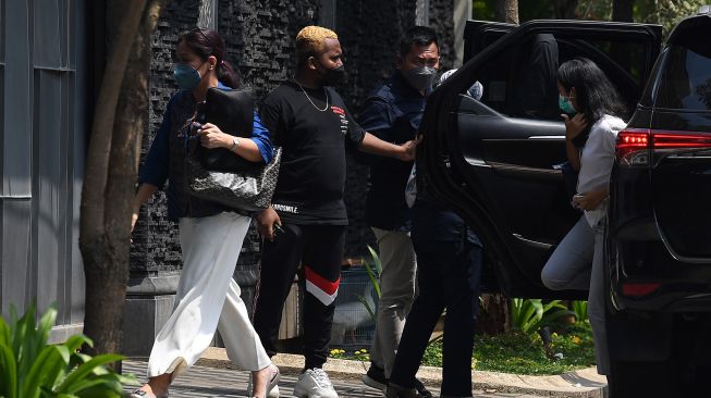 Tim dari Lembaga Perlindungan Saksi dan Korban (LPSK) tiba di kediaman istri Irjen Pol Ferdy Sambo, Putri Candrawathi, Duren Tiga, Jakarta Selatan, Selasa (9/8/2022). ANTARA FOTO/Sigid Kurniawan
