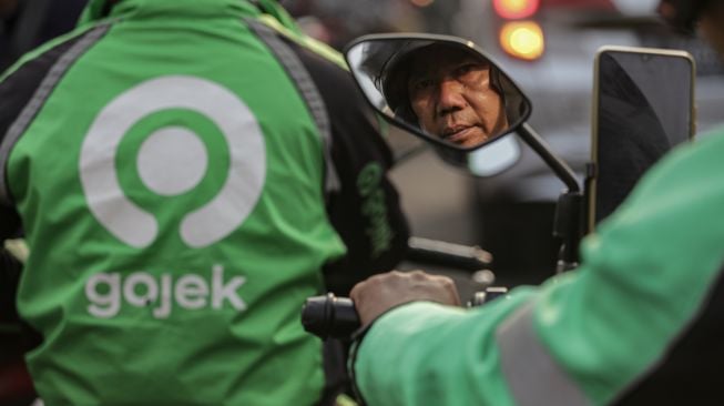 Pengemudi ojek online menunggu penumpang di depan Stasiun Tangerang, Kota Tangerang, Banten, Selasa (9/8/2022).  ANTARA FOTO/Fauzan