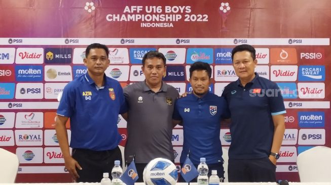 Pelatih timnas Indonesia U-16, Bima Sakti dan tiga pelatih dari tim yang lolos ke semifinal Piala AFF U-16 2022. (Suara.com/Arif Budi)