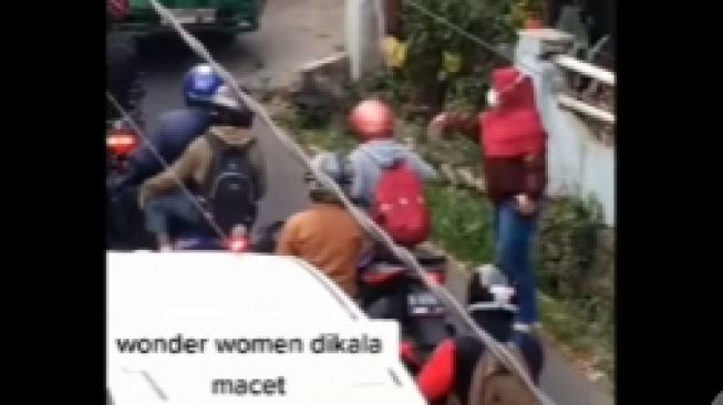 Emak-Emak Turun ke Jalan Urai Kemacetan di Jalur Sempit, Aksinya Banjir Pujian