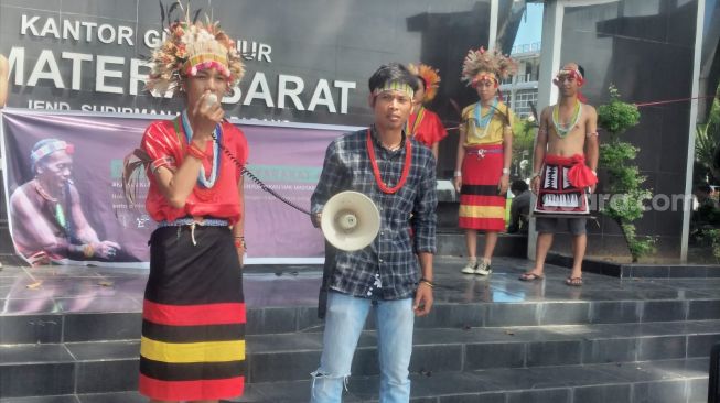 UU Provinsi Sumbar Lukai Hati Masyarakat Adat Mentawai, Warga Demonstrasi di Kantor Gubernur