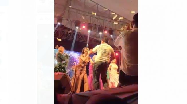 Viral Kades di Bogor Sawer Biduan Dangdut Pegang Uang Segepok, Publik: Kalau Sama Saya Uangnya Buat Bayar Sekolah Anak