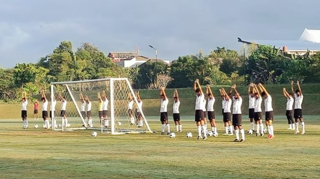 Latihan Timnas Indonesia U-16 jelang laga semifinal, Selasa (9/8/2022) pagi. [Hiskia Andika Weadcaksana / SuaraJogja.id]