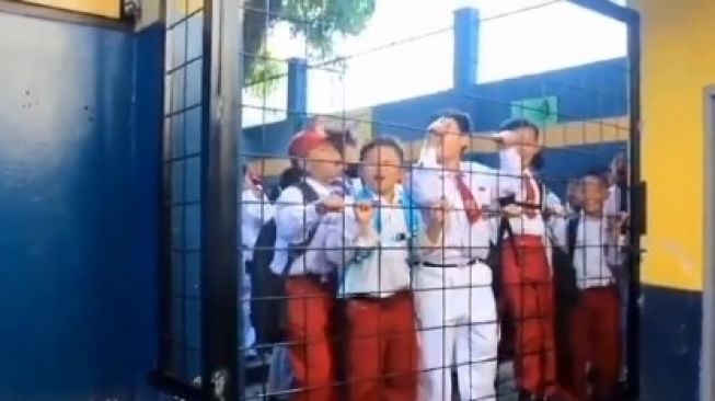 Tanah Sekolah Kena Sengketa Sampai Gerbang Dilas Ahli Waris, Para Siswa Nunggu di Luar Tak Bisa Belajar