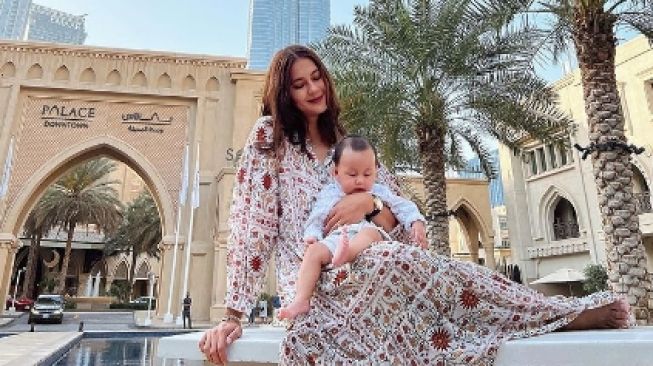 Potret Bayi Artis Liburan ke Luar Negeri (Instagram/paula_verhoeven)