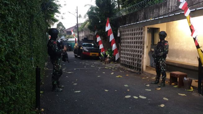 Dua anggota Brimob tengah berjaga di depan satu rumah milik Irjen Pol Ferdy Sambo di Jalan Bangka XI A, Mampang, Jakarta Selatan, Selasa (9/8/2022) sore. (Suara.com/Ria)