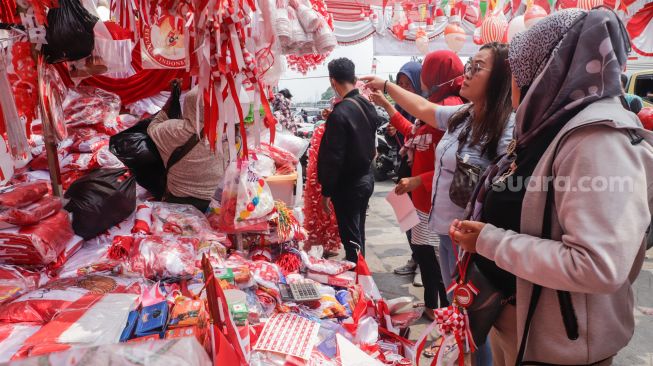 Warga memilih pernak-pernik untuk perayaan Hari Kemerdekaan ke-77 Republik Indonesia di Pasar Jatinegara, Jakarta Timur, Selasa (9/8/2022). [Suara.com/Alfian Winanto]
