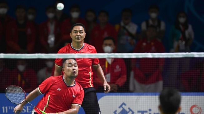 Pebulu tangkis Indonesia Hary Susanto (kanan) dan Hafizh Briliansyah (kiri) mengembalikan kok ke arah lawannya pebulu tangkis Thailand Chok Uthaikul dan Teamarrom Siripong dalam final bulu tangkis beregu ASEAN Para Games 2022 di Edutorium UMS, Sukoharjo, Jawa Tengah, Minggu (31/7/2022). Indonesia berhasil meraih emas pertama pada ajang ASEAN Para Games 2022 dari bulu tangkis beregu setelah dalam final mengalahkan Thailand dengan skor 3-0. ANTARA FOTO/Hendra Nurdiyansyah/tom.