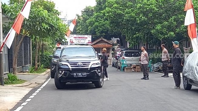 Rombongan LPSK usai memeriksa psikologis Putri Candrawathi, istri Irjen Ferdy Sambo di kediamannya. (Suara.com/Yosea Arga)