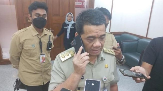 Wagub DKI Jakarta Ahmad Riza Patria menelepon Lurah Rawa Barat usai viral video kekerasan yang dilakukan PPSU di wilayah tersebut dan viral di media sosial. [Suara.com/Fakhri Fuadi]