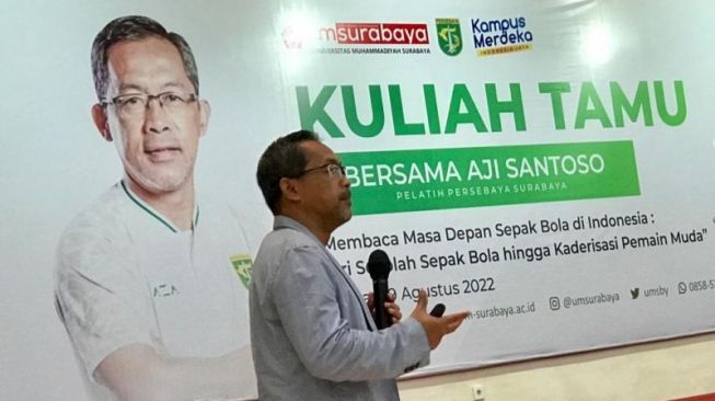 Pelatih Persebaya Surabaya Aji Santoso memaparkan masa depan sepak bola Indonesia saat memberikan kuliah tamu di depan mahasiswa Universitas Muhammadiyah Surabaya, Selasa (9/8/2022). ANTARA/Fiqih Arfani.