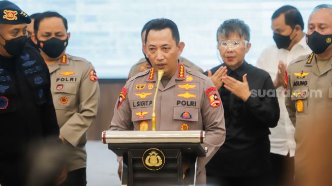 Kapolri Jenderal Listyo Sigit Prabowo bersama jajaran memberikan konferensi pers terkait kasus penembakan di rumah Kadiv Propam Irjen Ferdy Sambo di Gedung rupatama Mabes Polri, Jakarta Selatan, Selasa (9/8/2022). [Suara.com/Alfian Winanto]