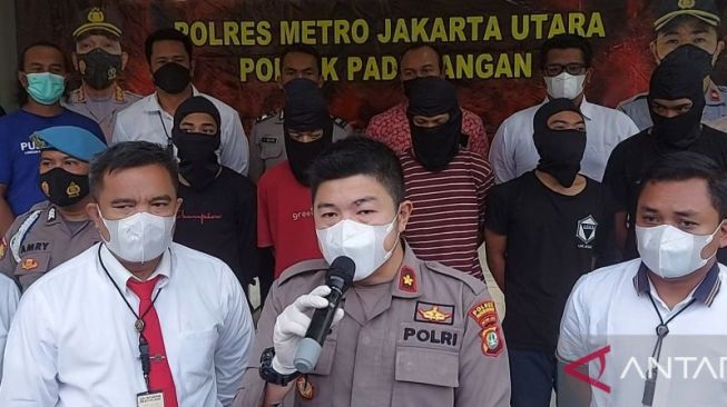 Kapolsek Pademangan Kompol Happy Saputra (tengah) menghadirkan enam tersangka begal dalam rilis kasus, Senin (8/8/2022). [ANTARA/Abdu Faisal]