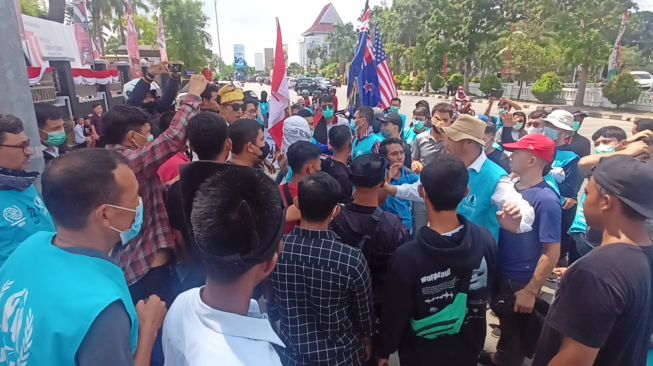 Video Pengungsi Afghanistan Ricuh di Batam Gara-gara Kibarkan Bendera Asing Saat Berdemo