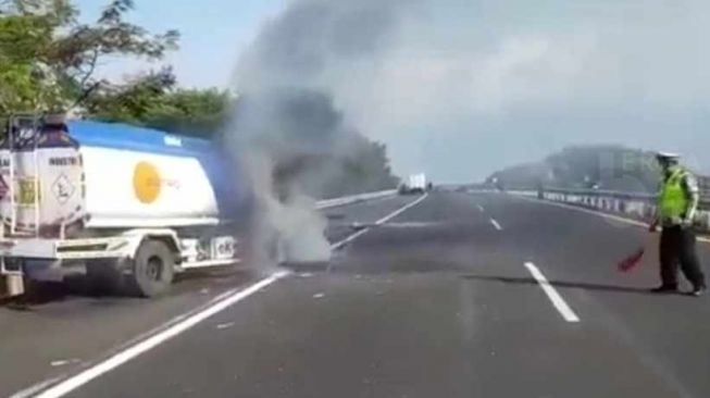 Kebakaran Truk Tangki Berisi Solar di Tol Pandaan-Malang