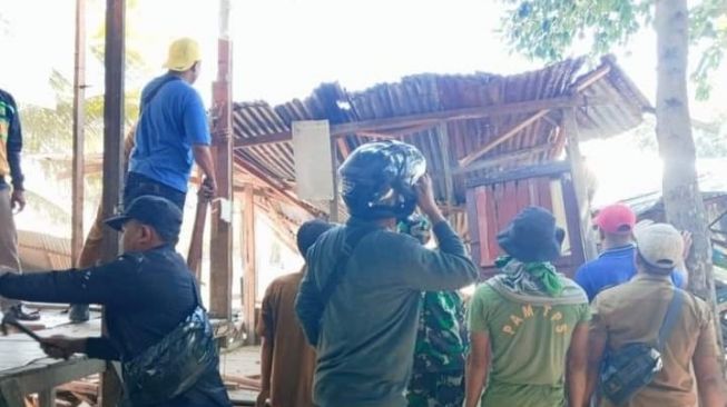 Kecamatan dan Polsek Medan Labuhan Bongkar Lapak Judi dan Narkoba