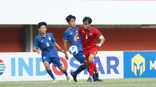 Pertandingan Thailand vs Vietnam U-16 di semifinal Piala AFF U-16 2022. (Twitter/@AFFPresse)