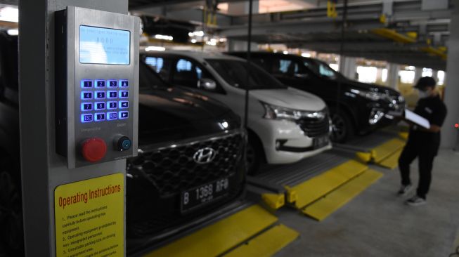 Petugas mendata mobil rampasan dari koruptor di Rumah Penyimpanan Benda Sitaan dan Barang Rampasan (Rupbasan) KPK yang baru diresmikan di Jalan Dewi Sartika, Cawang, Kramat Jati, Jakarta Timur, Rabu (10/8/2022). ANTARA FOTO/Indrianto Eko Suwarso
