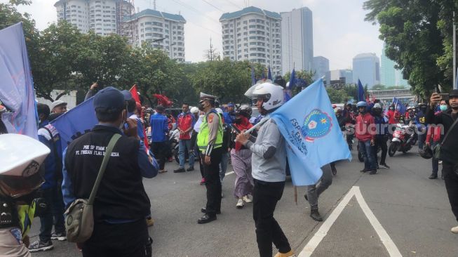 Sejumlah buruh ikut berunjuk rasa untuk menuntut pencabutan UU Cipta Kerja di depan Gedung DPR/MPR, Jakarta, Rabu (10/8/2022). (Suara.com/Faqih)