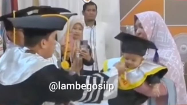 Video Viral Bayi Usia 5 Bulan Ikut Wisuda di Universitas Sulsel Gantikan Ibunda yang Meninggal Dunia