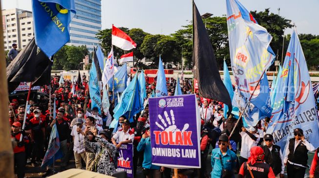 Sejumlah buruh mengikuti aksi unjuk rasa di depan gedung DPR, Jakarta Pusat, Rabu (10/8/2022). [Suara.com/Alfian Winanto]