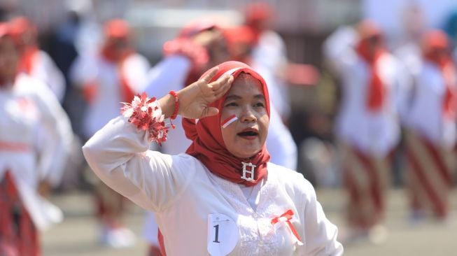 Sejumlah peserta mengikuti kegiatan senam massal menggunakan kebaya di pendopo Indramayu, Jawa Barat, Rabu (10/8/2022).  ANTARA FOTO/Dedhez Anggara