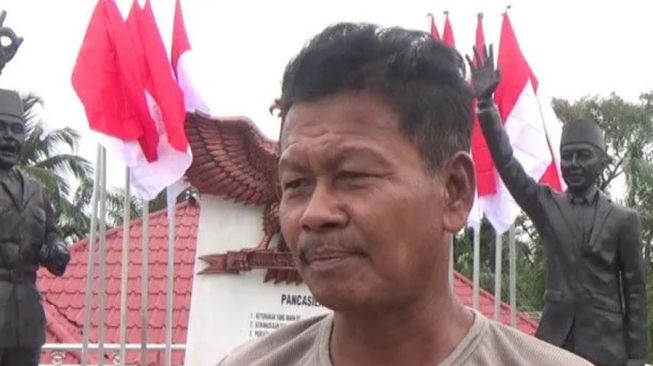 Winoto (50) yang membangun Patung Soekarno dan Jokowi di halaman rumahnya di Kabupaten Dharmasraya. [Dok.Antara]