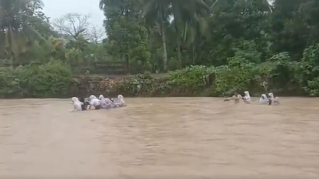 Tolong Pak Jokowi! Pelajar Desa Ini Harus Bertaruh Nyawa Seberangi Sungai Berarus Deras Demi Bersekolah