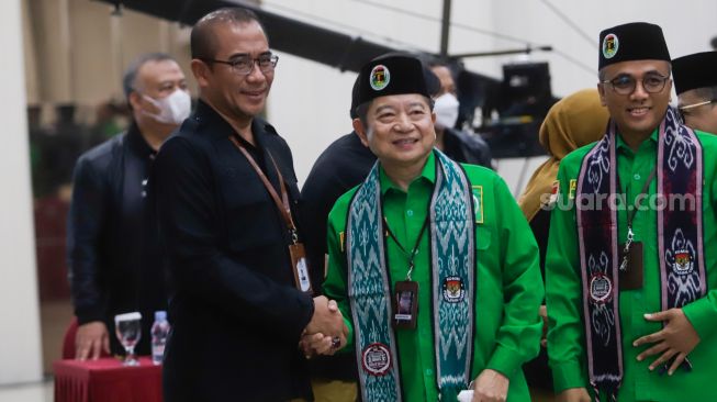 Ketua Komisi Pemilihan Umum (KPU) Hasyim Asy'ari (kanan) dan Ketua Umum Partai Persatuan Pembangunan (PPP)  Suharso Monoarfa saat Pendaftaran Partai Politik Calon Peserta Pemilu tahun 2024 di Kantor KPU, Jakarta Pusat, Rabu (10/8/2022). [Suara.com/Alfian Winanto]