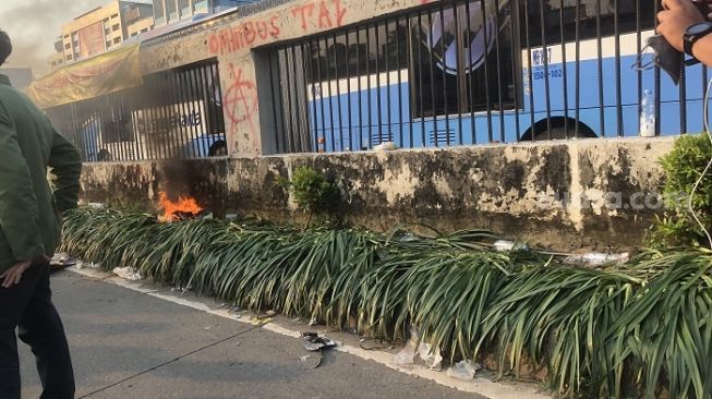 Demonstrasi Diwarnai Aksi Bakar Poster, Massa Buruh Tetap Asyik Dangdutan di Depan Gedung DPR