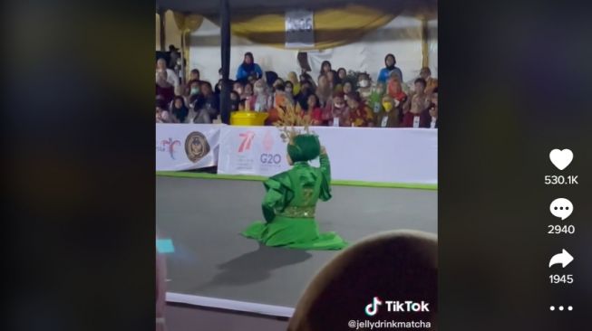 Jatuh 'Dengan Gaya' di Jember Fashion Week, Model Ini Viral dan Tuai Pujian Dari Warganet