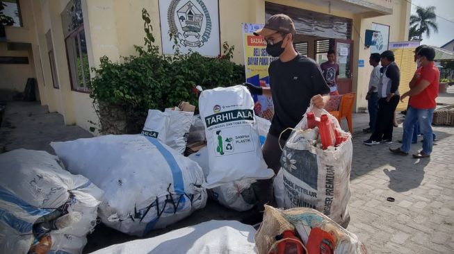 Warga Kabupaten Toba Antusias Beli Sembako Bayar Pakai Sampah