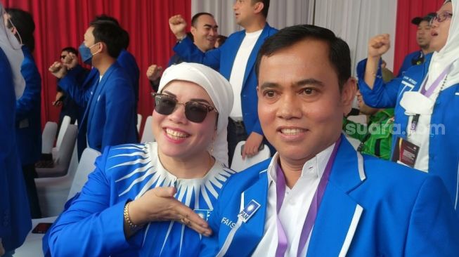 Haji Faisal dan istri di Kantor KPU, Menteng Jakarta Pusat pada Rabu (10/8/2022) [Suara.com/Rena Pangesti]