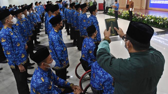 Pemuka agama mengambil sumpah para atlet berprestasi yang diangkat sebagai Pegawai Negeri Sipil (PNS) di Kemenpora, Jakarta, Rabu (10/8/2022). ANTARA FOTO/Aditya Pradana Putra


