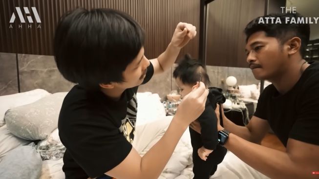 Momen Atta Halilintar potong rambut Ameena. (YouTube/AH)