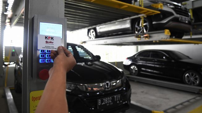 Petugas mengatur penyimpanan mobil rampasan dari koruptor di Rumah Penyimpanan Benda Sitaan dan Barang Rampasan (Rupbasan) KPK yang baru diresmikan di Jalan Dewi Sartika, Cawang, Kramat Jati, Jakarta Timur, Rabu (10/8/2022).  ANTARA FOTO/Indrianto Eko Suwarso

