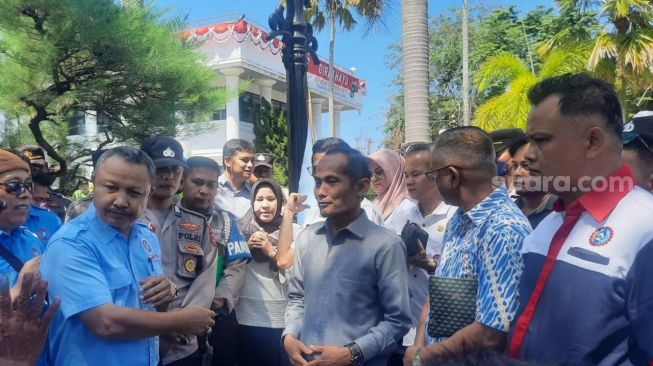 Ratusan Massa SPSI Demo DPRD Sumbar, Desak Cabut UU Cipta Kerja Omnibus Law