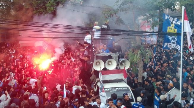 Bak Rayakan Kemenangan, Ribuan Bobotoh Bersorak Gembira saat Manajemen Persib Umumkan Robert Alberts Mundur